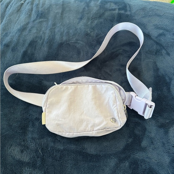 Lululemon Everywhere Belt Bag 1L Lavender - Picture 2 of 7